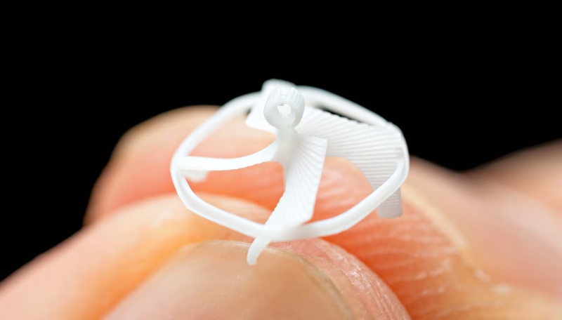 加大伯克利团队开发世界最小可控制飞行无线机器人，翼展不足 1 厘米(图1)